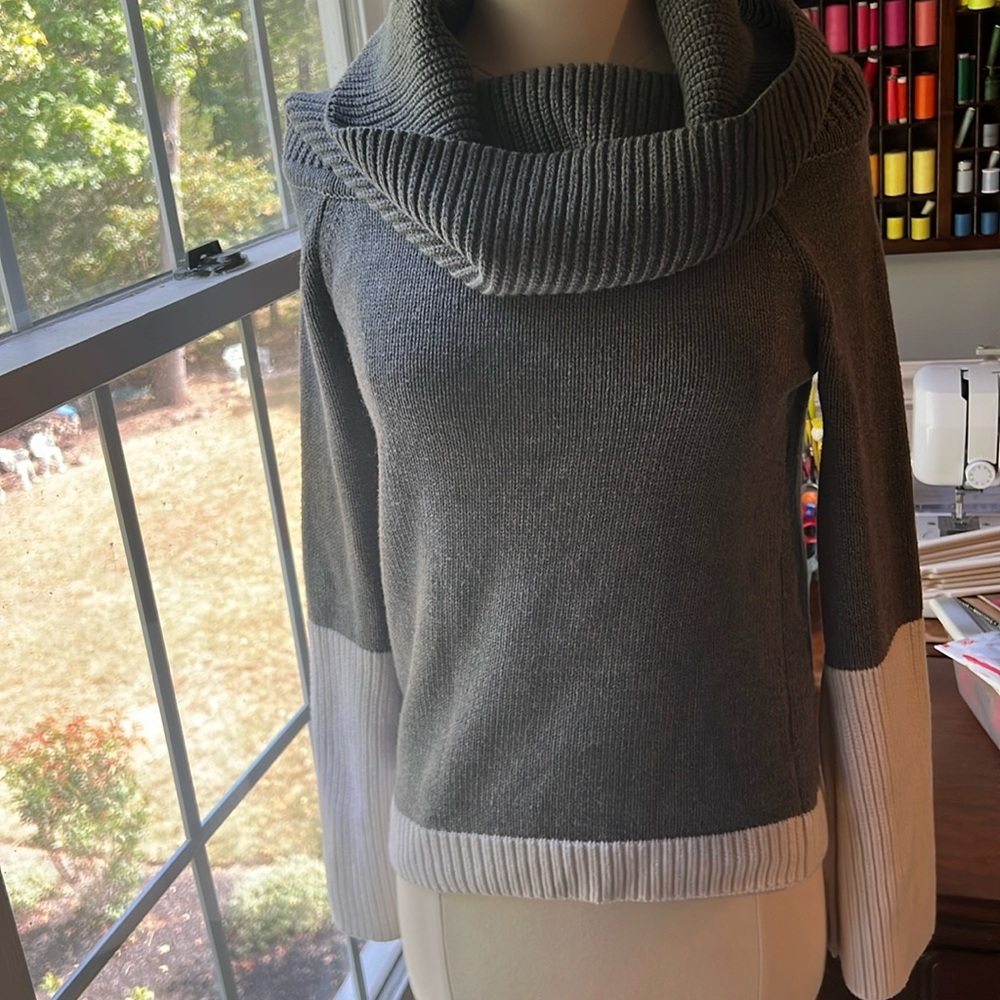 Do+Be  Slit Sleeve Color Blocked Cowl Neck Sweater grey and off white